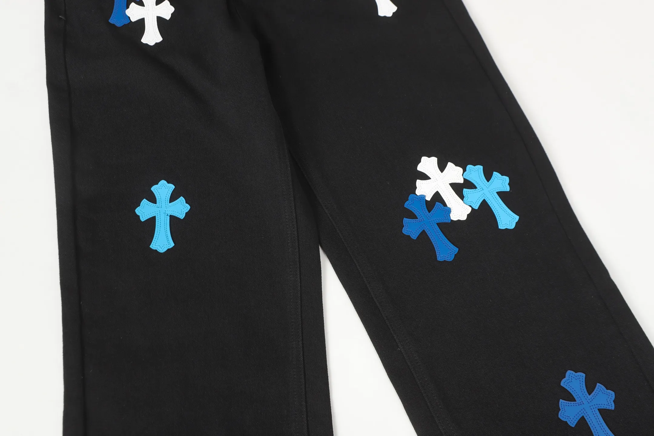 P260 Cross-border model, please do not place an order if you are pursuing quality -Chrome Hearts/Chrome Heart Cross✝️Applied leather embroidered washed jeans, trousers and casual pants -High weight, high density and high quality. The wool is soft, delicate and skin-friendly. It feels soft and silky. It has excellent warmth and skin-friendly properties. -Size: 28 30 32 34 36